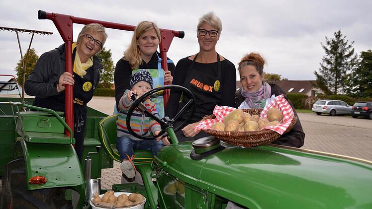 Annegret Winter (links), Martina Kleinheinz mit Theo sowie Nicole Kirchner und Anja Stendel vom Organisationsteam haben schon die ersten Kartoffeln besorgt. Etwa einen Zentner, entspricht 50 Kilogramm, werden sie am Wochenende verarbeiten. Foto: Kathrin Kupka-Hahn