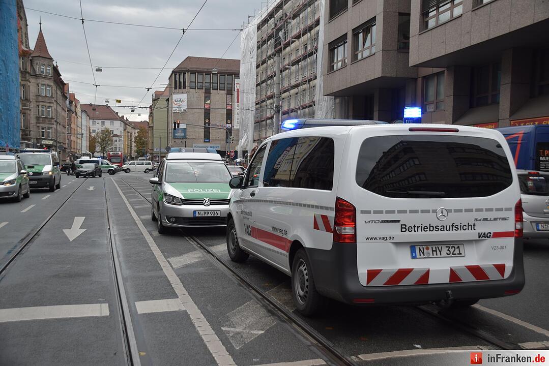 Nürnberg-Südstadt: Pkw rammt Straßenbahn