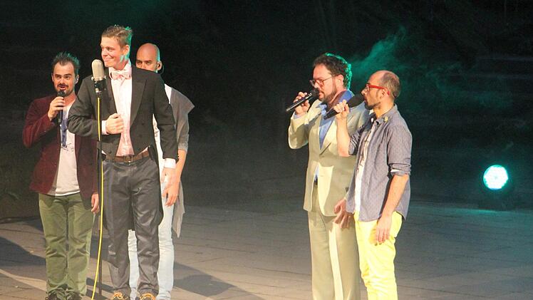David Lugert ist der Startenor bei "Viva Voce": Beim Lied "Da brennt der Hut" (Original Hubert von Goisern: "Brenna tuats guat") setzte der Charming-Boy auf seine schmachtende Stimme und trat im Frack auf. Foto: Sonny Adam