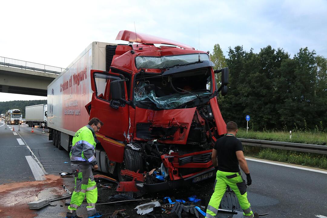 A3 bei Schlüsselfeld: Zwei Personen bei Lkw-Crash eingeklemmt