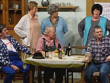 Noch sind die Probleme nicht gelöst: Rudolf Struppe (Helmut Hellgoth), Gunda Gruber (Sabine Wunder), Schorsch Maier (Werner Müller), Greta Maier (Ursel Büttner), Apollonia Struppe (Tanja Müller-Ruf), Willi Gruber (Matthias Pöhnlein), Vinzenz Bayer (Josef Sesselmann), Charlotte Bayer (Annika Neidhardt) und Gustav Schön (Sebastian Hellgoth) (sowie die grade nicht agierende Irene Lehmann - Anja Beitz) bringen die ausverkaufte Nordwaldhalle noch zwei weitere Akte mit ihren emotionalen Turbulenzen...