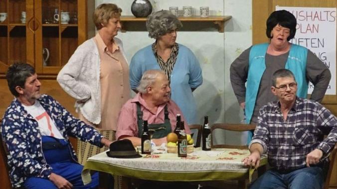 Noch sind die Probleme nicht gelöst: Rudolf Struppe (Helmut Hellgoth), Gunda Gruber (Sabine Wunder), Schorsch Maier (Werner Müller), Greta Maier (Ursel Büttner), Apollonia Struppe (Tanja Müller-Ruf), Willi Gruber (Matthias Pöhnlein), Vinzenz Bayer (Josef Sesselmann), Charlotte Bayer (Annika Neidhardt) und Gustav Schön (Sebastian Hellgoth) (sowie die grade nicht agierende Irene Lehmann - Anja Beitz) bringen die ausverkaufte Nordwaldhalle noch zwei weitere Akte mit ihren emotionalen Turbulenzen...