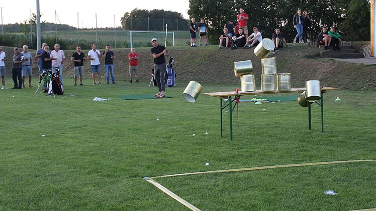 Den Golfern ( Hintergrund) gelang es mehrmals die Dosen vom Tisch zuschießen und den Golfball auf einem Ereignisfeld ( Vordergrund) zu platzieren und damit eine Aktion auszulösen oder eine Spende für den Tierschutzschop von Michael Schiemann einzufordern.