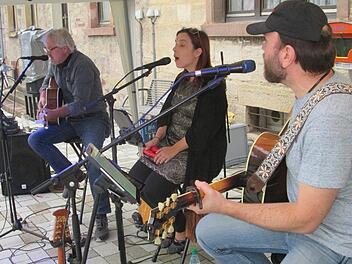 Zweieinhalb Stunden Blues, Folk, Pop und Rock mit (von links) Michael Fahrmeier, Rebecca King und Frank Leuner lockten rund 140 Zuhörer auf den Viehmarkt. Winfried Ehling