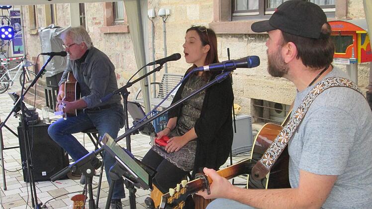 Zweieinhalb Stunden Blues, Folk, Pop und Rock mit (von links) Michael Fahrmeier, Rebecca King und Frank Leuner lockten rund 140 Zuhörer auf den Viehmarkt. Winfried Ehling