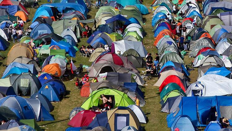 Auf den Campingpl&auml;tzen stehen die Zelte dicht gedr&auml;ngt.