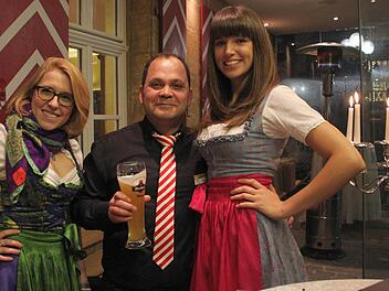 Feiert die Eröffnung standesgemäß mit Weißbier, Schlips und Friederike Altmeppen und Anja Kraft im Dirndl: Haldun Yildirim.  Fotos: Nikolas Pelke