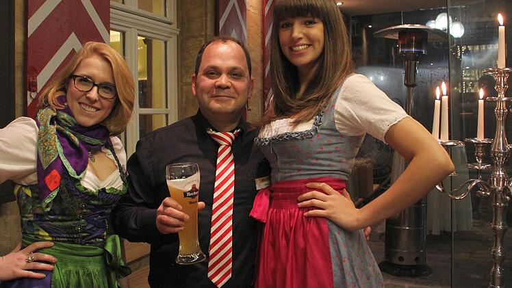 Feiert die Eröffnung standesgemäß mit Weißbier, Schlips und Friederike Altmeppen und Anja Kraft im Dirndl: Haldun Yildirim.  Fotos: Nikolas Pelke