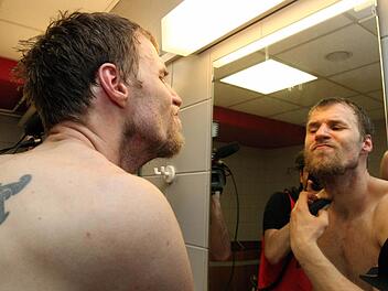 Anton Gavel bei der Rasur - seit &uuml;ber vier Wochen kratzte der Play-off-Bart im Gesicht von Bambergs K&auml;mpferherz. Fotos: sportpress