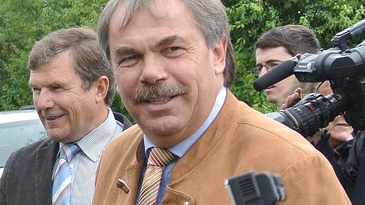 Bernhard Ruß (Mitte) wird wohl Bezirksrat bleiben. Sein Wahlergebnis müsste dafür reichen, dass er über die unterfränkische SPD-Liste in das Gremium einzieht. Unser Bild entstand dieser Tage im Weinberg. Foto: kra