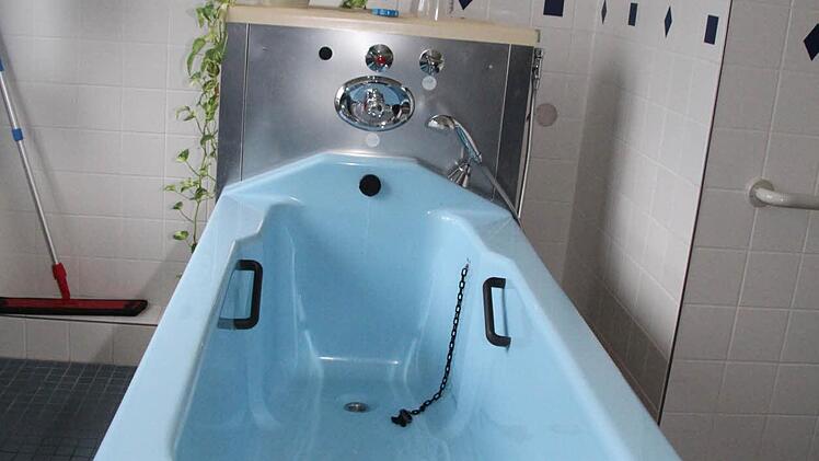 Zusätzlich zur Nasszelle in den Zimmern steht den Bewohnern ein "Wohlfühlbad" zur Verfügung - mit Kosmetik- und Frisurecke.