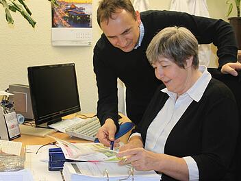 Über 50 Jahre hat Adelhaid Hadamitzky bei Wela verbracht. Der Geschäftsführer Wolfgang Vetter (mit im Bild), bedankte sich bei seiner treuen Mitarbeiterin.  Foto: Veronika Schaeck