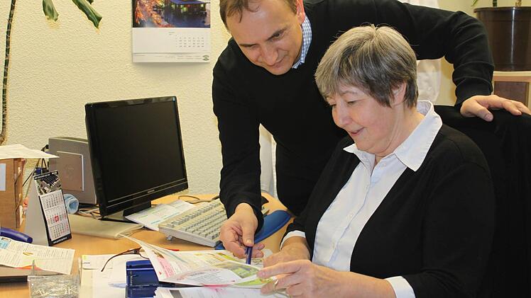 Über 50 Jahre hat Adelhaid Hadamitzky bei Wela verbracht. Der Geschäftsführer Wolfgang Vetter (mit im Bild), bedankte sich bei seiner treuen Mitarbeiterin.  Foto: Veronika Schaeck