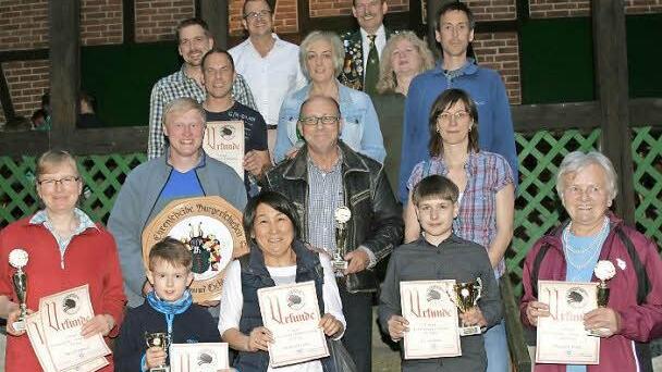 Die Erstplatzierten in den Einzelwettbewerben, Scheiben - und Pokalgewinnern. Rechts unten die älteste Teilnehmerin Elisabeth Pokoj, die auch heuer kräftig "absahnte". Foto: Dietz