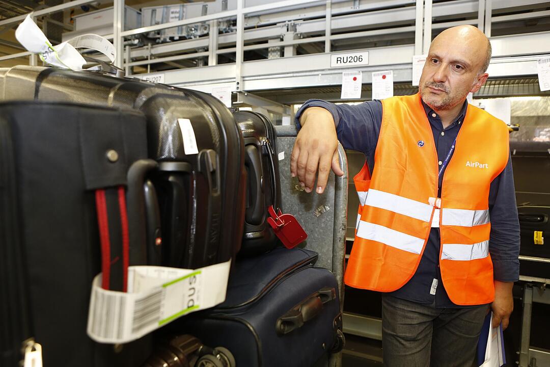 Matthias Reubel ist Chef der Gepäcksortierung am Nürnberger Flughafen. 52 Mitarbeiter gibt es in seiner Abteilung – allesamt Männer. Was nicht verwundert, haben die Gepäcksortierer doch im Verlauf einer Schicht oft 3,2 Tonnen an Gepäck zu bewegen.