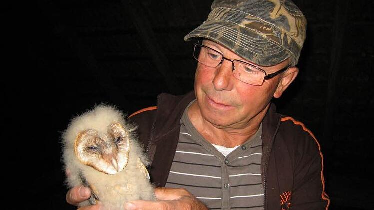 Günther Eichler hat eine junge Schleuereule im Arm. Fotos: privat