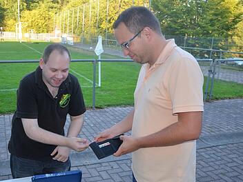 Jochen Wolf (links) steht bei der DJK Priegendorf an der Kasse und hat für jeden Besucher ein freundliches Wort. Foto: Kuno Eichner