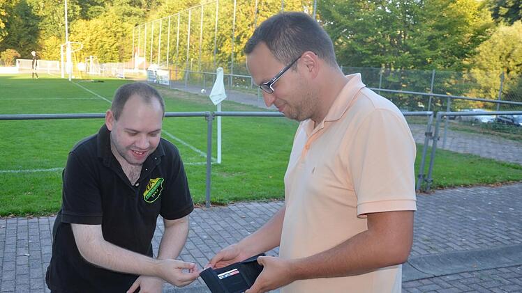 Jochen Wolf (links) steht bei der DJK Priegendorf an der Kasse und hat für jeden Besucher ein freundliches Wort. Foto: Kuno Eichner