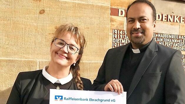 Manuela Strohofer übergab den Scheck an Pfarrer Joseph Kollathuparampil. Foto: Irina Paul