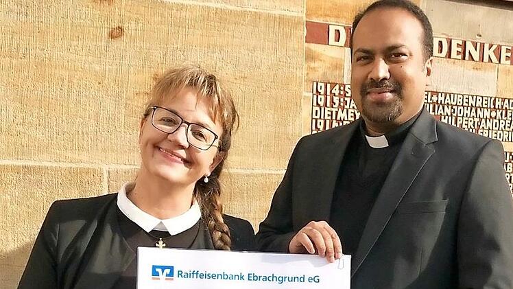 Manuela Strohofer übergab den Scheck an Pfarrer Joseph Kollathuparampil. Foto: Irina Paul