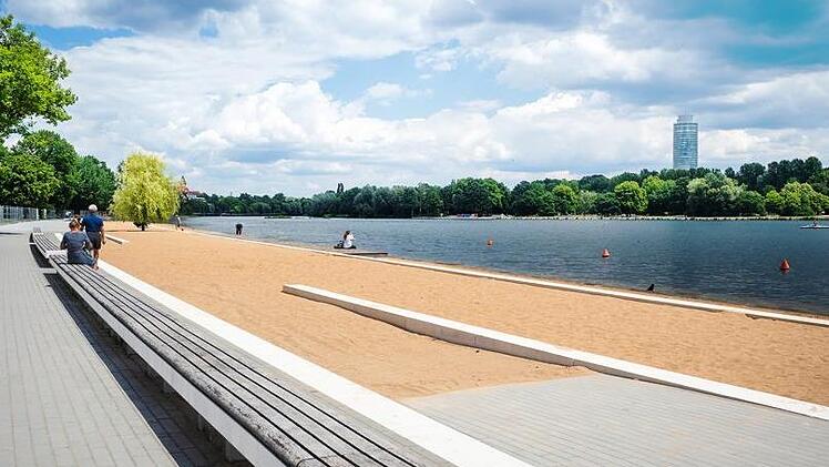 Schaffung eines Stadtstrands mit Promenade als Teil der innerstädtischen Grünanlage am Wöhrder See in Nürnberg. Landschaftsarchitektur:  Adler&Olesch, Nürnberg. Besichtigung: 28. Juni um 18 Uhr, 29. Juni um 11 Uhr, WöhrderTalübergang/Johann-Sörgel Weg. Robin Utz