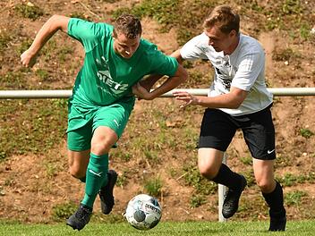 Das Rennen im Kampf gegen den Abstieg hat nicht nur f&uuml;r den TSV Marktzeuln (rechts: Tobias Sch&uuml;tz) und den SC Jura Arnstein (links: Johannes Freitag) schon begonnen.  Foto: Gunther Czepera