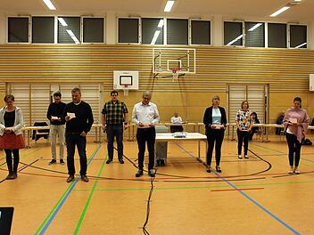 Acht neue Ratsmitglieder wurden in der Turnhalle vereidigt.  Foto: Evi Seeger