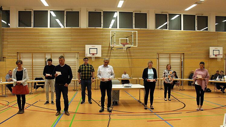 Acht neue Ratsmitglieder wurden in der Turnhalle vereidigt.  Foto: Evi Seeger