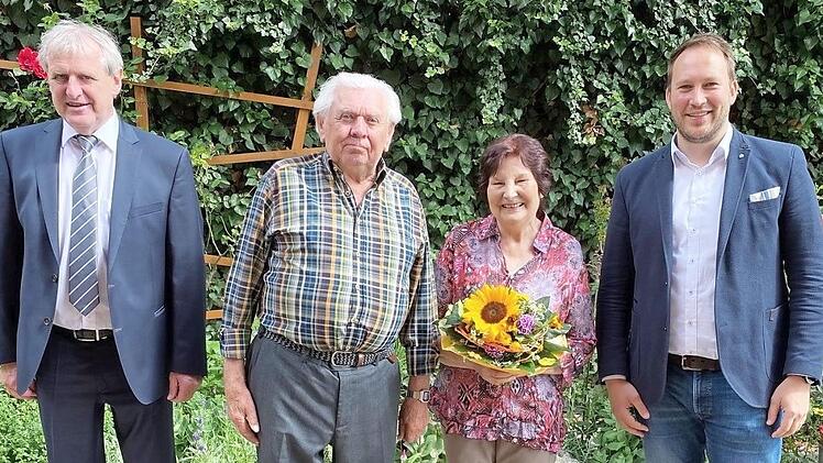 Das Jubelpaar Anna Maria und Heinrich Kraus mit Bürgermeister Stefan Reichold (r.) und stellvertretenden Landrat Bruno Kellner  Foto: privat