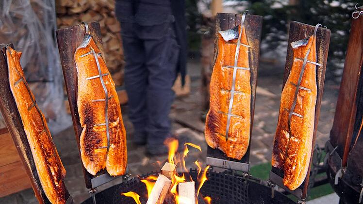 Der Flammlachs ist der vermutlich bekannteste Vertreter der auf Planken gegrillten Gerichte.