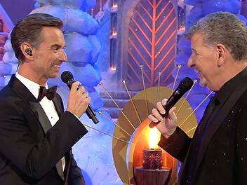 "Das Adventsfest der 100.000 Lichter" Semino Rossi (rechts) beichtete Florian Silbereisen einen früheren Polizeieinsatz.