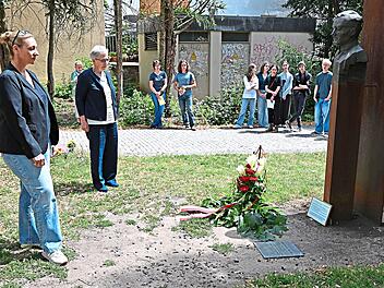 Dritte B&uuml;rgermeisterin Eva Jutzler (l.) und Mechthildis Bokschvon der Willy-Aron-Gesellschaft, beim Gedenken.  Stadt Bamberg, Gerhard Beck