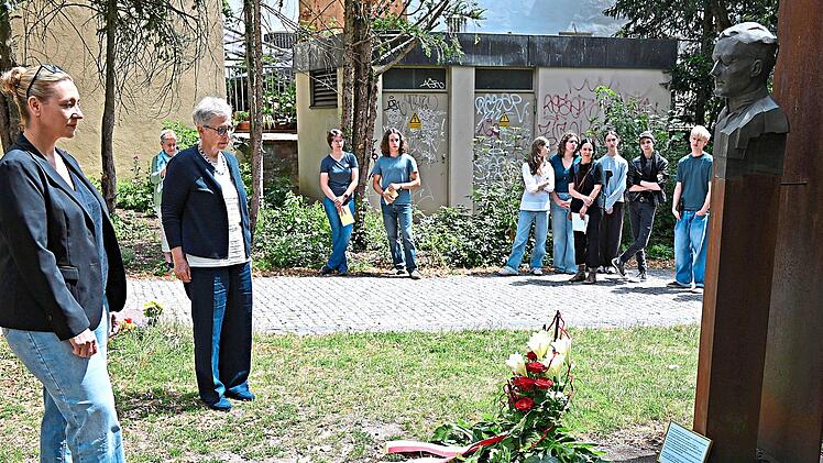 Dritte B&uuml;rgermeisterin Eva Jutzler (l.) und Mechthildis Bokschvon der Willy-Aron-Gesellschaft, beim Gedenken.  Stadt Bamberg, Gerhard Beck