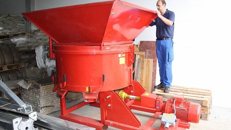 Tobias Dittrich überprüft die Sandsack-Füllmaschine.  Foto: Edgar Bartl