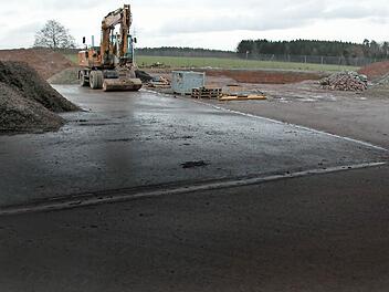 Auf der ehemaligen Biokompostier-Anlage auf Burghäuser Flur soll künftig ein Behälter mit Gärresten aus der Biogas-Anlage in Bad Bocklet zwischengelagert werden. Foto: Ewald Kiesel