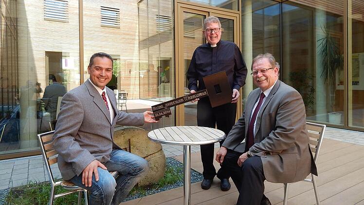 Im schönen Atrium sitzen nach der symbolischen Schlüsselübergabe Diakon und Geschäftsführer Christian Hanf, Dekan Jürgen Zink und Karl-Günter Krauß vom Dekanatsausschuss (von links).Horst Wunner. Foto: Horst Wunner