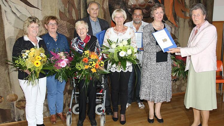 Die Vorstandvorsitzendr des Landrsverbandes der Deutschen Multiple-Sklerose-Gesellschaft Dr. Monika Himmighoffen (rechts) konnte viele Mitglieder der Selbsthilfegruppe ehren (von links): Bettina Reß, Gisela Dötschel, Gerda Vorndran, Walter Vorndran, Irmgard Hunger, Hartmut Reß, Sibylle Homburg, Dr. Monika Hiimmighoffen. Foto: Michael Stelzner