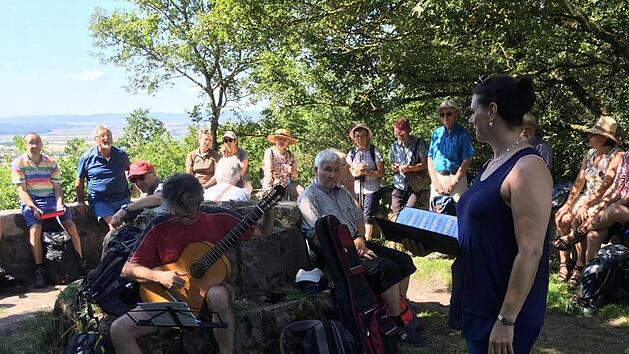 An vielen Stellen auf den Wanderungen erfreuten Sopranistin Corinna Schreiter und Konzertgitarrist Stefan Grasse die L&auml;ufer mit ihren Liedern.  Fotos: privat