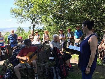 An vielen Stellen auf den Wanderungen erfreuten Sopranistin Corinna Schreiter und Konzertgitarrist Stefan Grasse die Läufer mit ihren Liedern.  Fotos: privat