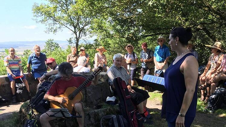 An vielen Stellen auf den Wanderungen erfreuten Sopranistin Corinna Schreiter und Konzertgitarrist Stefan Grasse die Läufer mit ihren Liedern.  Fotos: privat