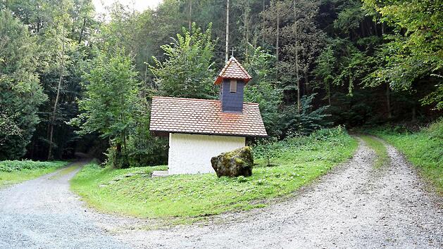 Eine kleine Wegkapelle erfreut den Blick der Wanderer auf dem Weg durchs B&auml;rental. Foto: Dieter Radziej