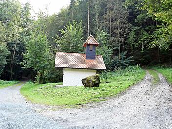Eine kleine Wegkapelle erfreut den Blick der Wanderer auf dem Weg durchs Bärental. Foto: Dieter Radziej
