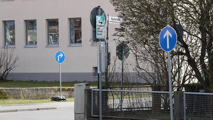 Die Schilder stehen schon parat - am Montag werden sie in die passende Richtung gedreht. Foto: SImone Bastian