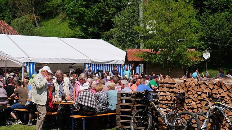 Das Zelt reicht schon lange nicht für den Platzbedarf aus, und an den zusätzlichen Biertischen auf der angrenzenden Wiese gibt es bei schönem Wetter die passende Kreuzberg-Atmosphäre in Heilgkreuz. Foto: Gerd Schaar