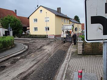 Die Brückenstraße in Gremsdorf ist bereits komplett abgefräst.  Foto: Christian Bauriedel