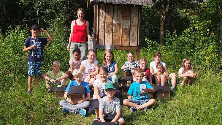 Beim Ferienprogramm des Bund Naturschutzes bastelten die Kinder Nisthilfen für Wildbienen, hier präsentiert Simone Hepp die Ergebnisse mit den teilnehmenden Kindern. Foto: Bund Naturschutz