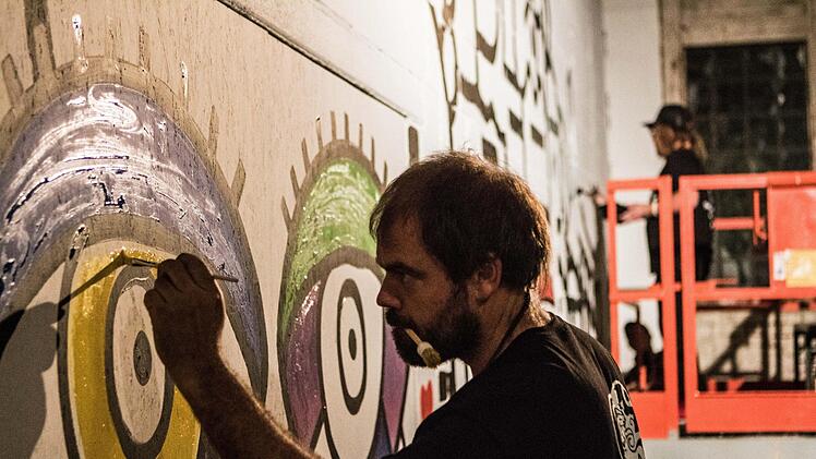 Der New Yorker Pop-Art-Künstler Billy The Artist lockte zahlreiche Besucher in die alte Pakethalle in Coburg. Foto: Jochen Berger