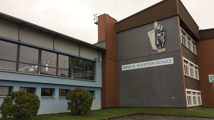 Die Anna-B.-Eckstein-Schule in Meeder, dort befindet sich die Gemeindebücherei. Diese Einrichtung soll nun aufgelöst werden. Foto: Oliver Schmidt