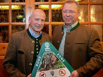 Seit 50 Jahren gehört Helmut Fischer (links) der Jagdgenossenschaft Hausen/Kleinbrach/Winkels an. Jagdvorsteher Wolfgang Lutz (rechts) überreichte statt einer Urkunde an den Revierinhaber Fischer 15 Hinweistafeln "Ruhezone für Wildtiere". Peter Rauch