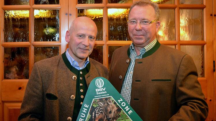 Seit 50 Jahren gehört Helmut Fischer (links) der Jagdgenossenschaft Hausen/Kleinbrach/Winkels an. Jagdvorsteher Wolfgang Lutz (rechts) überreichte statt einer Urkunde an den Revierinhaber Fischer 15 Hinweistafeln "Ruhezone für Wildtiere". Peter Rauch